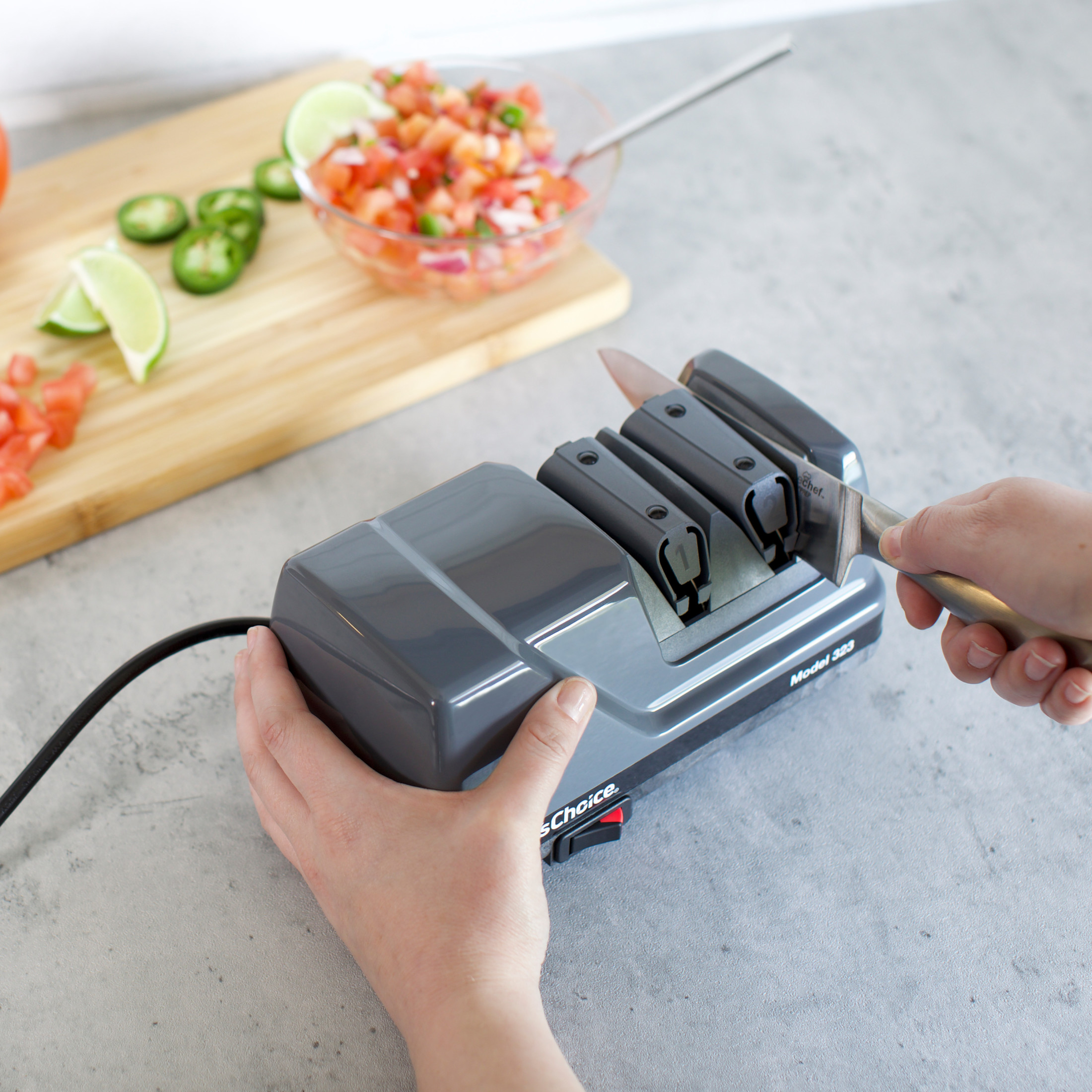 Chef’sChoice Model 323 Commercial Electric Knife Sharpener, 2-Stage 20-Degree Dizor, in Gray (0323000)