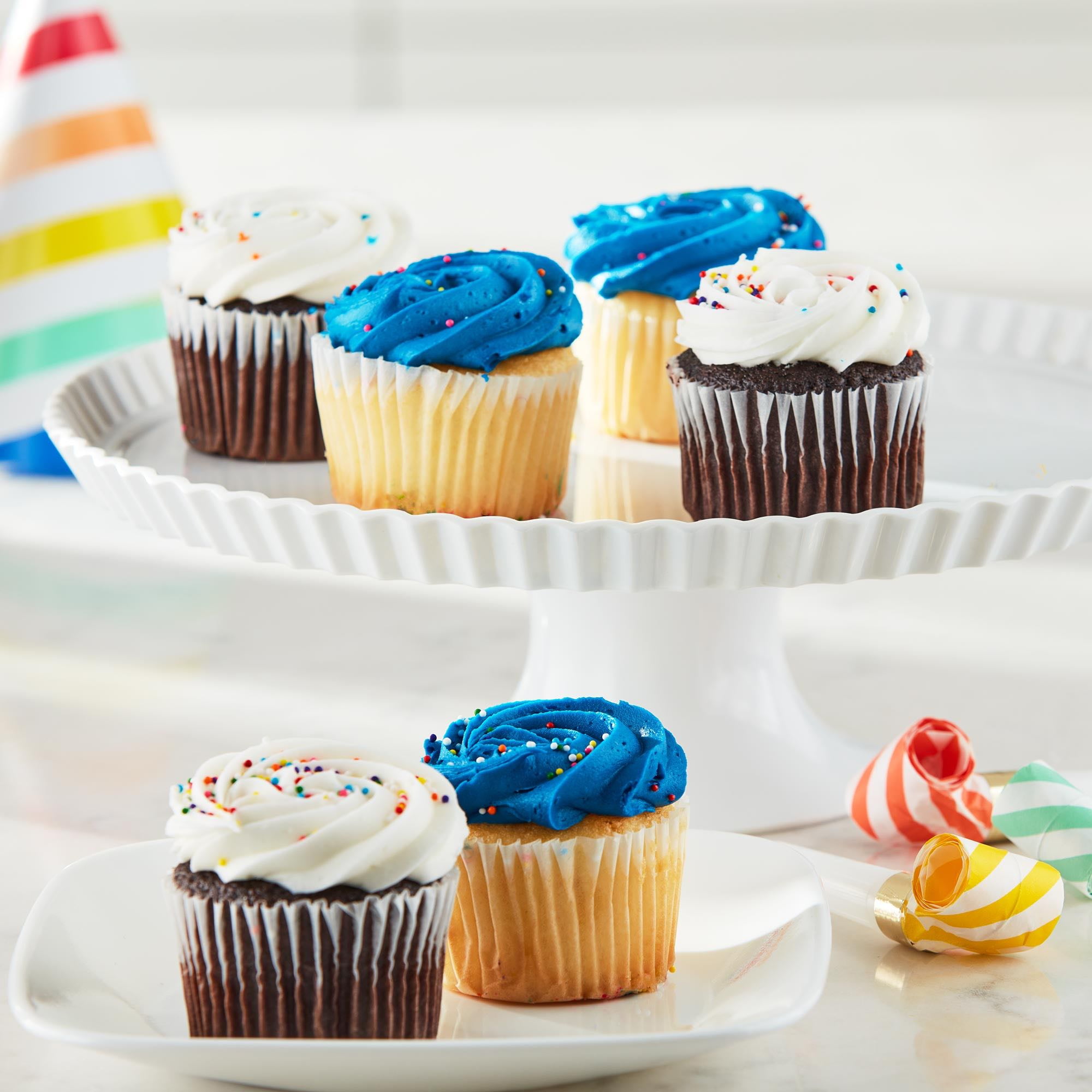 Freshness Guaranteed White and Chocolate Cupcakes, 10 oz, 6 Count, Colors Will Vary