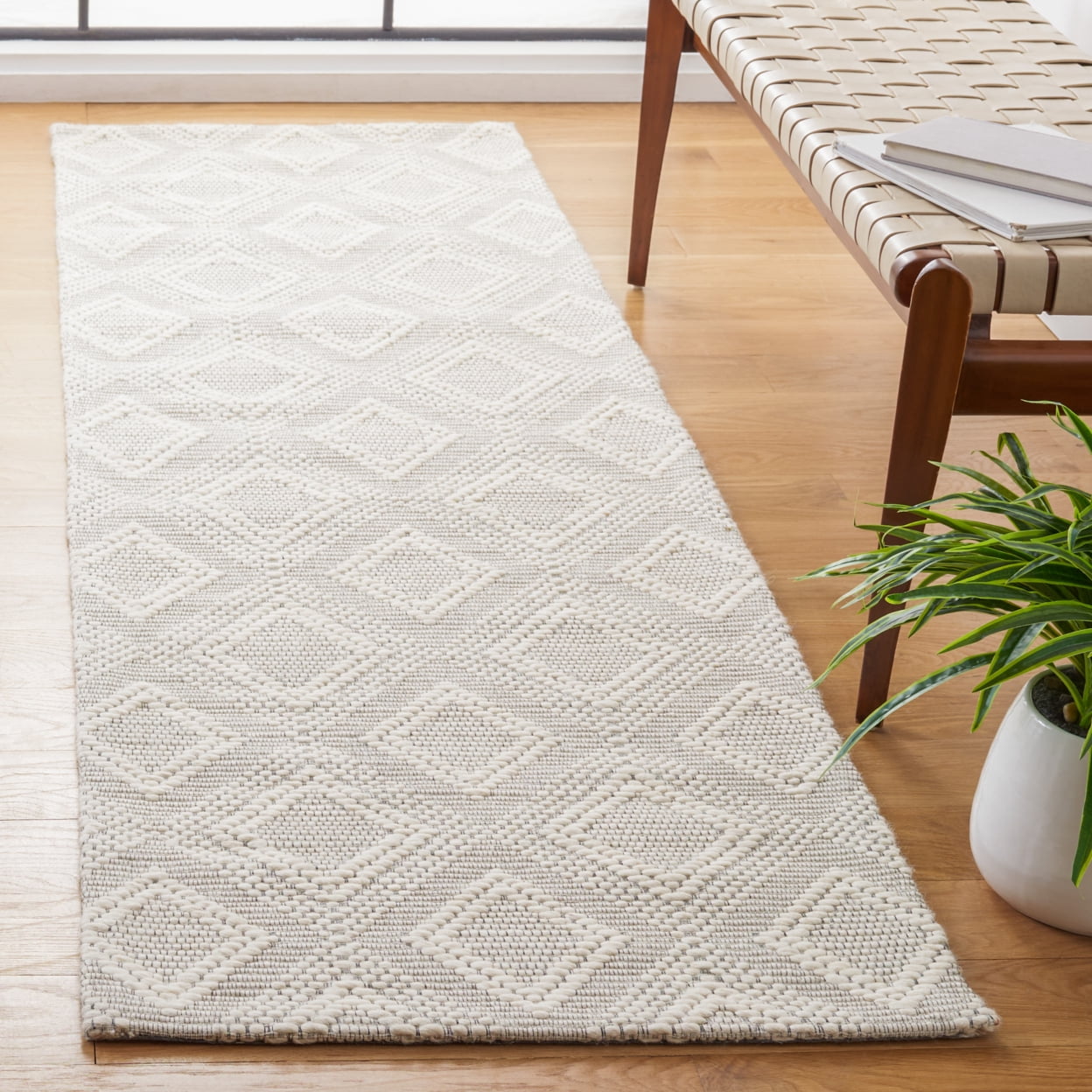 SAFAVIEH Marbella Kieron Diamond Area Rug, Ivory, 4' x 6'