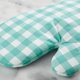 thumbnail image 4 of Juego de 2 guantes de cocina KitchenAid Gingham Aqua Sky Cotton, 4 of 5