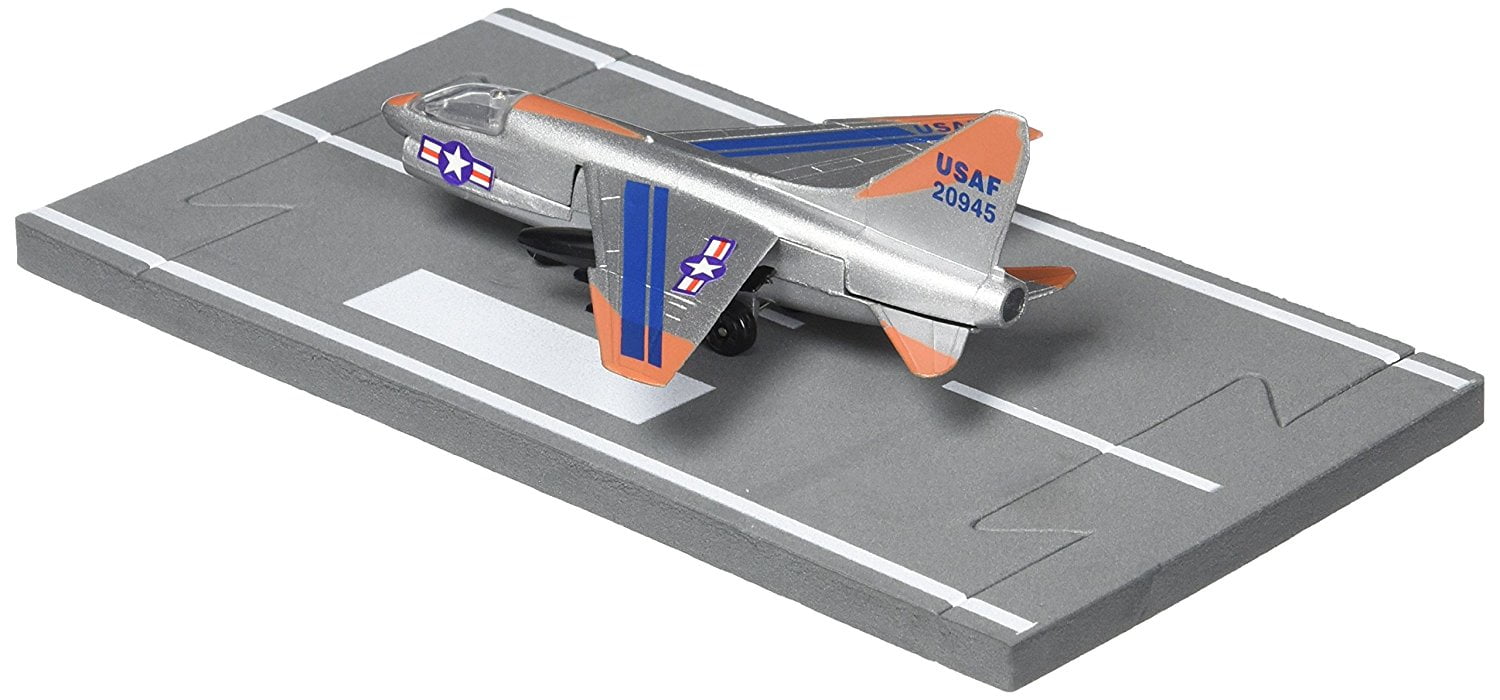 P38j Silver Daron Runway24 Diecast Metal Toy with Runway Section 