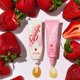 thumbnail image 3 of Set para el cuidado de los labios Lanolips, exfoliante labial y bálsamo labial con fresas, 3 of 6