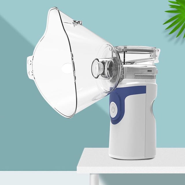 inhalador de personal con -humidificador facial - con problemas de sinusitis, congestión y tos - grey gris Nebulizador portátil Baoblaze, vista 3/4 frontal con mascarilla facial transparente; cuerpo blanco y gris con botón azul, depósito transparente y boquilla visible, tamaño 67x42x116.5 mm, partículas atomizadas 3.7 μm, ruido ≤50 dB. A menudo usado para uso personal y viajes.
