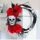 thumbnail image 4 of Corona gótica de Halloween con rosa roja y mano esquelética para decorar puertas, paredes, salones y fiestas en casa, 4 of 7