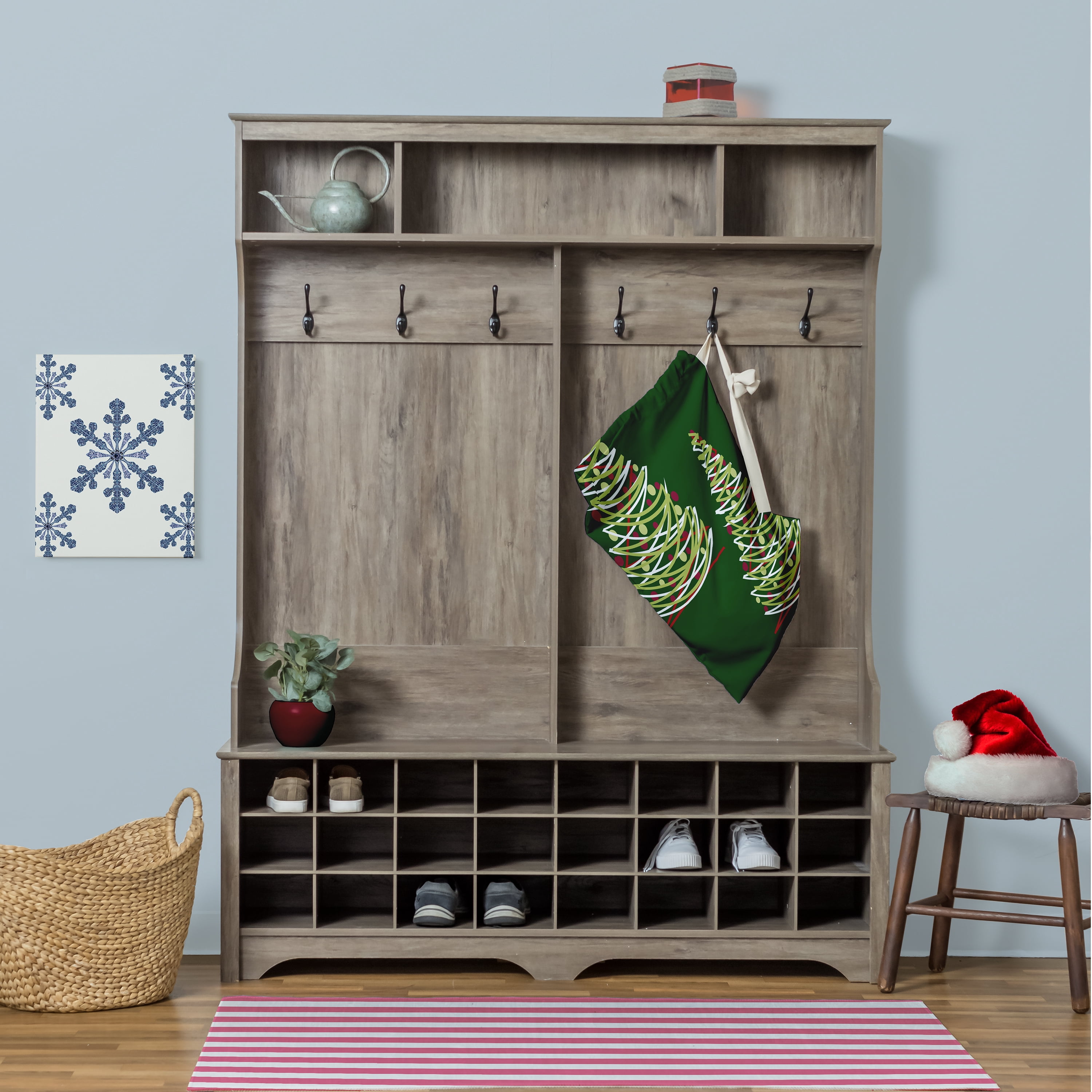 Simply Daisy O Tannenbaum 18 x 29 in Green Laundry Bag