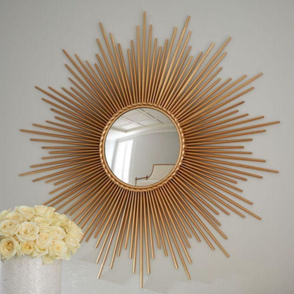 Miroir Sun en or – Miroir mural rayonnant avec cadre en métal complexe dans une finition dorée brillante, parfait pour ajouter une touche luxueuse et accrocheuse à n'importe quelle pièce
