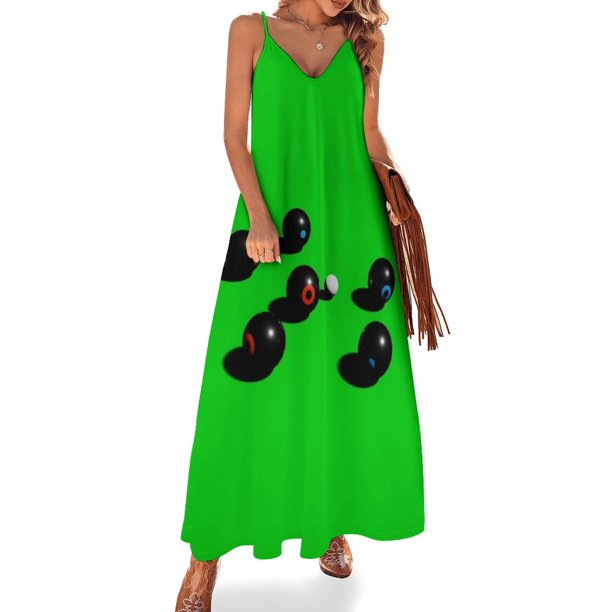 Vestido sin mangas de bolos sobre césped, ropa elegante