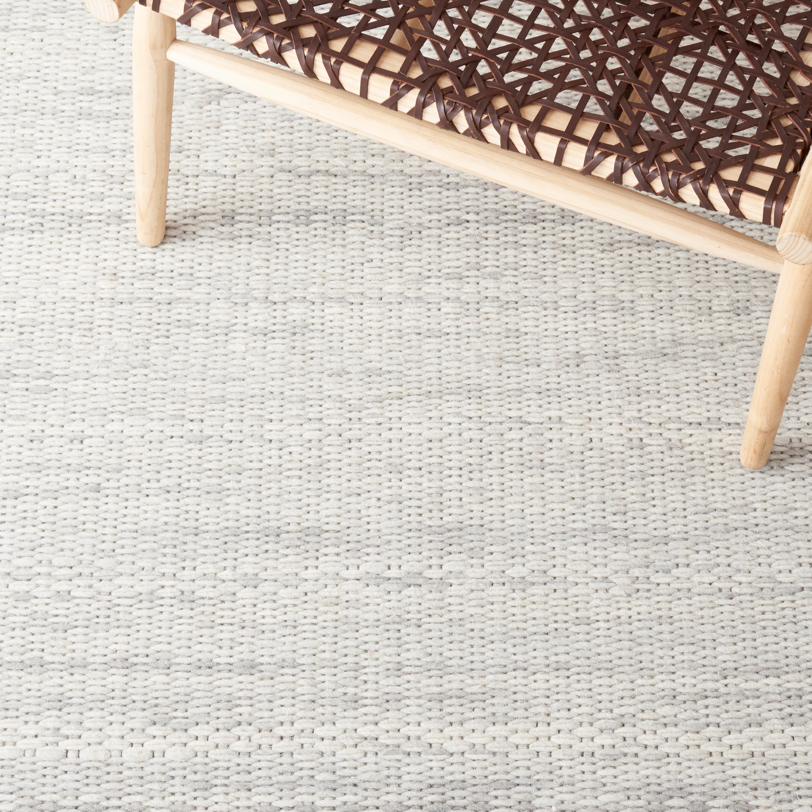 SAFAVIEH Marbella Taegan Distressed Area Rug, Light Grey, 4' x 6'