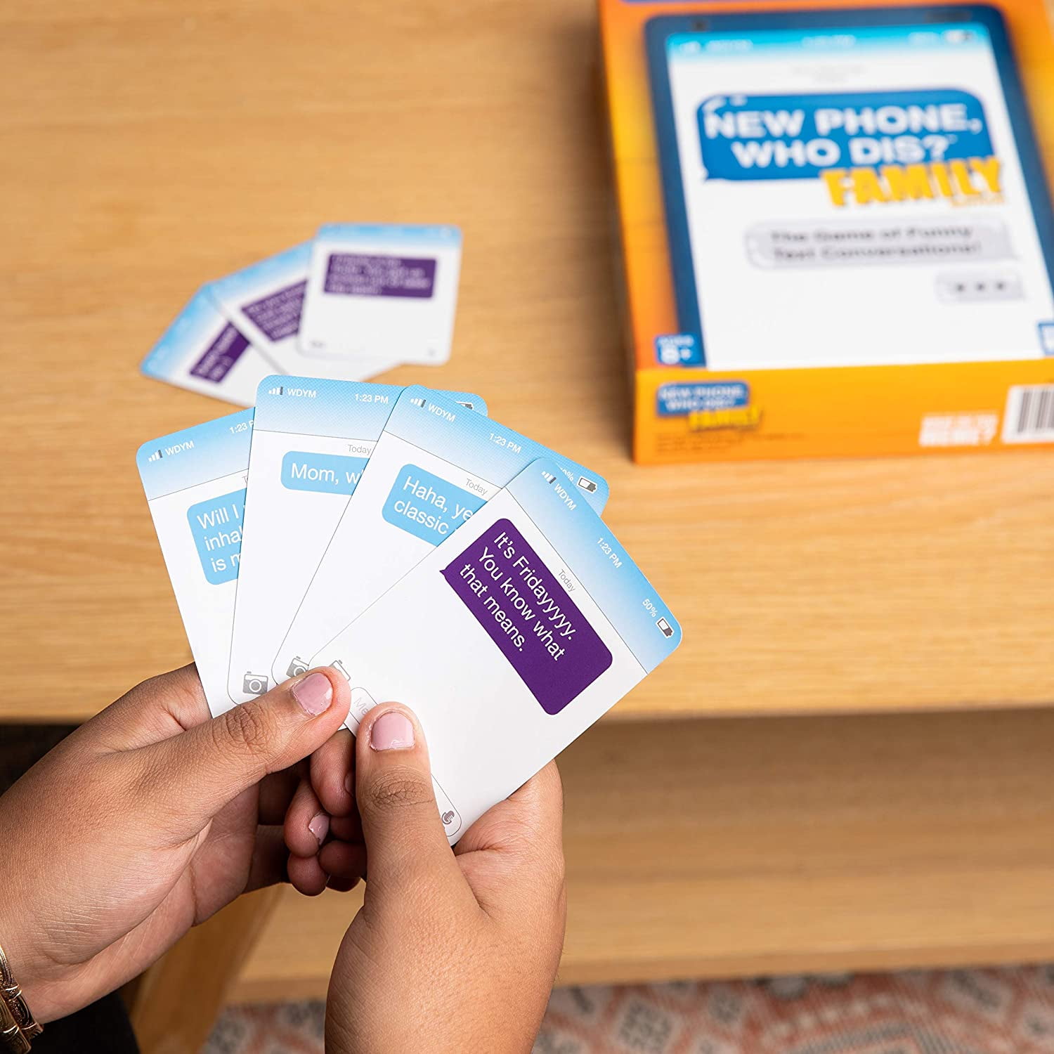WHAT DO YOU MEME? New Phone, Who Dis? Family Edition – Das Lustige SMS-Party-Spiel Für Die Ganze Familie