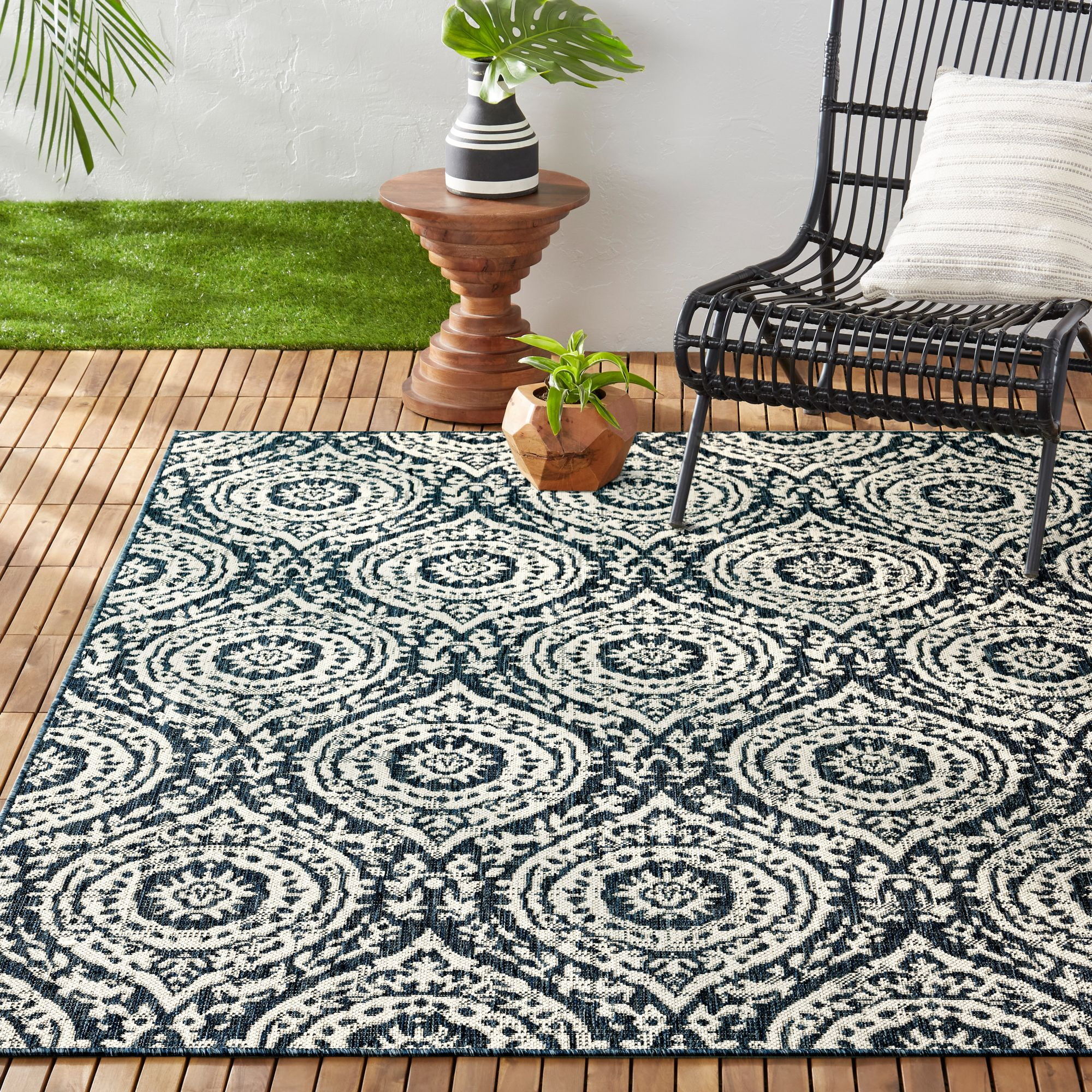 Nicole Miller New York Patio Country Zoe Moroccan Damask Indoor/Outdoor Area Rug, Navy Blue/Ivory , 7'9"x10'2"
