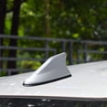 thumbnail image 4 of Antena de aleta de tiburón universal para coche, señal de radio AM FM, antena decorativa para techo El 17x7.5x6cm, 4 of 8