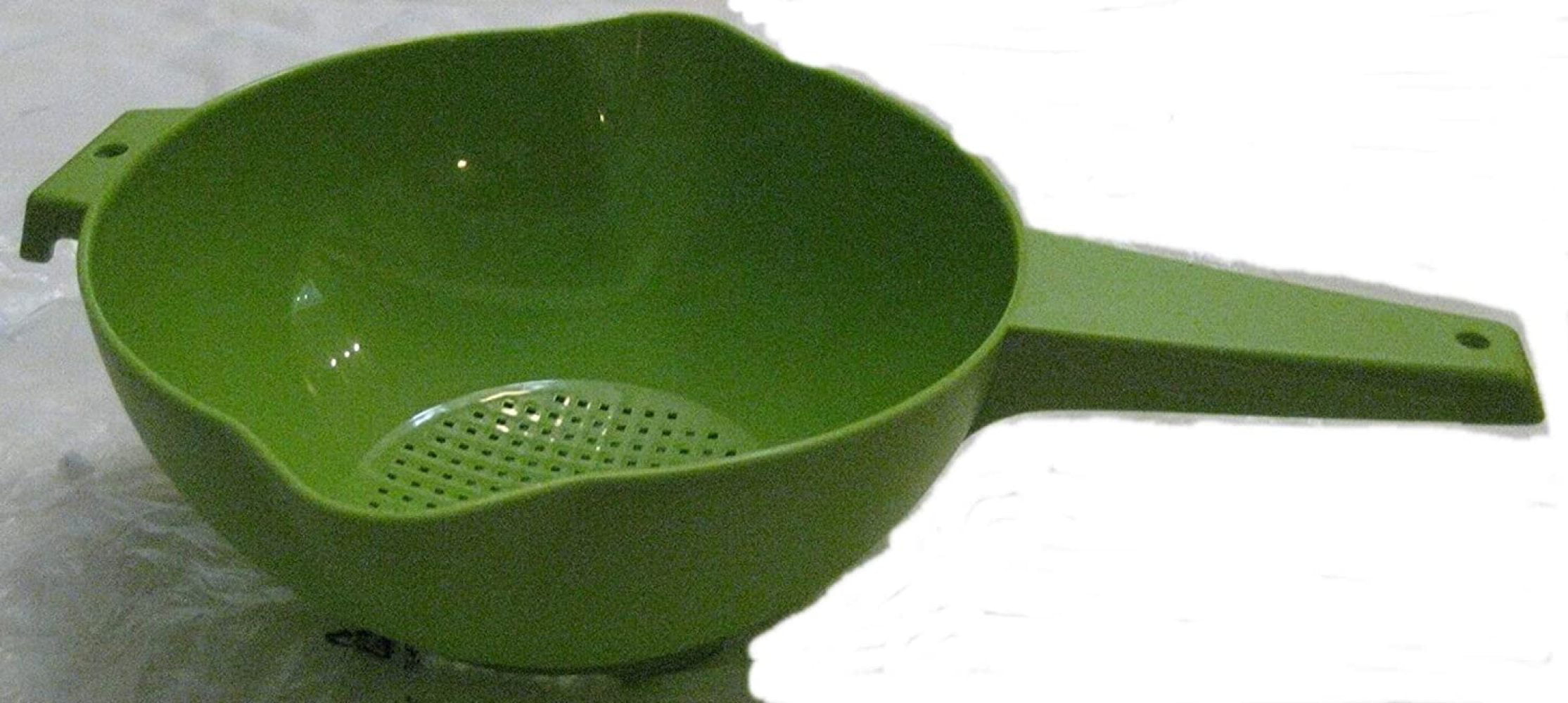 Tupperware Colander Strainer with Handle Green 4 Cups New 