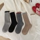 thumbnail image 2 of Xiao Hua Calcetines retro gruesos y cálidos, 3 pares de calcetines casuales en contraste de talla única marrón para el hogar, adecuados para calcetines cálidos de pelo diario y festivos., 2 of 5