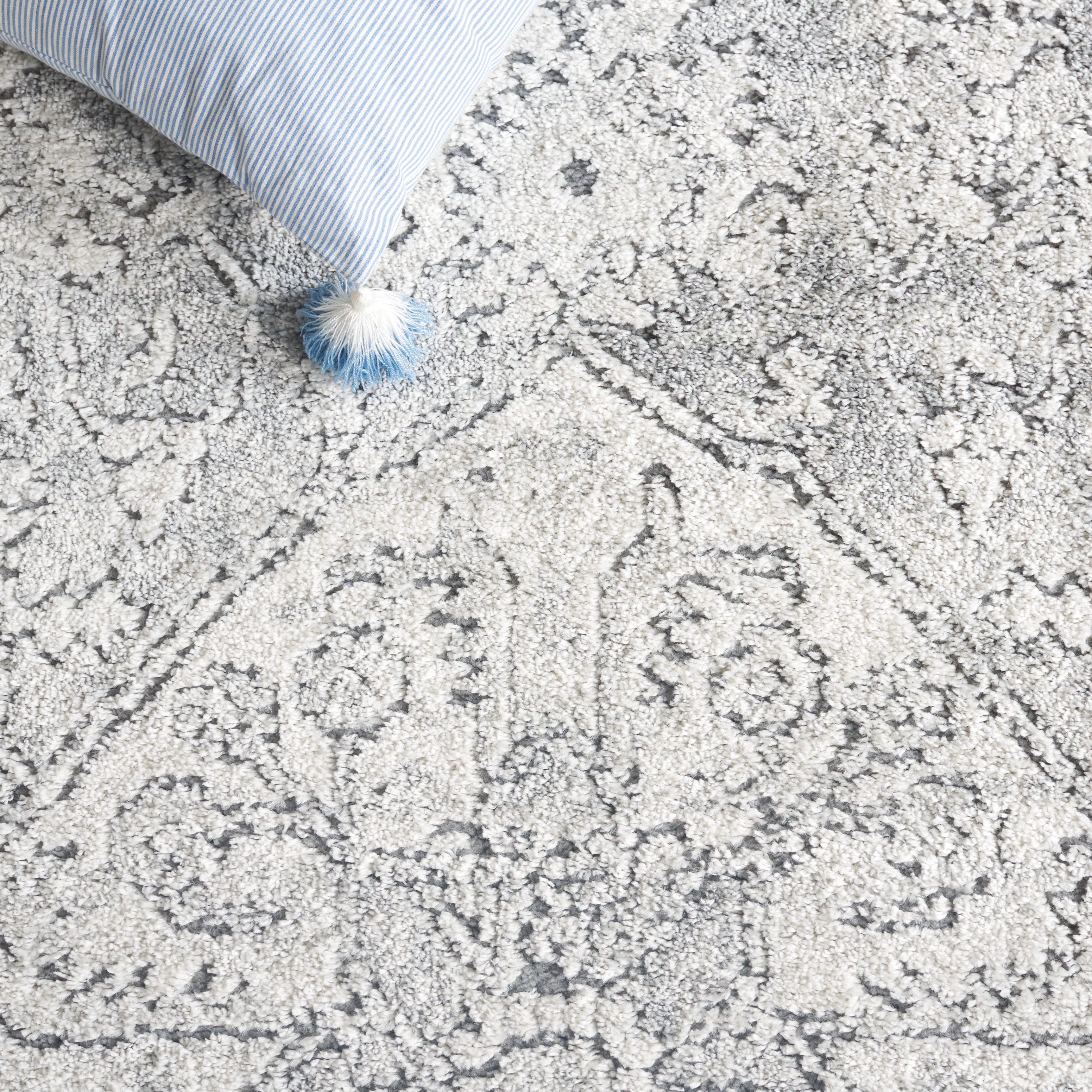 Safavieh Luna Gisselle Medallion Area Rug, Gray/Ivory, 5'3" x 7'6"