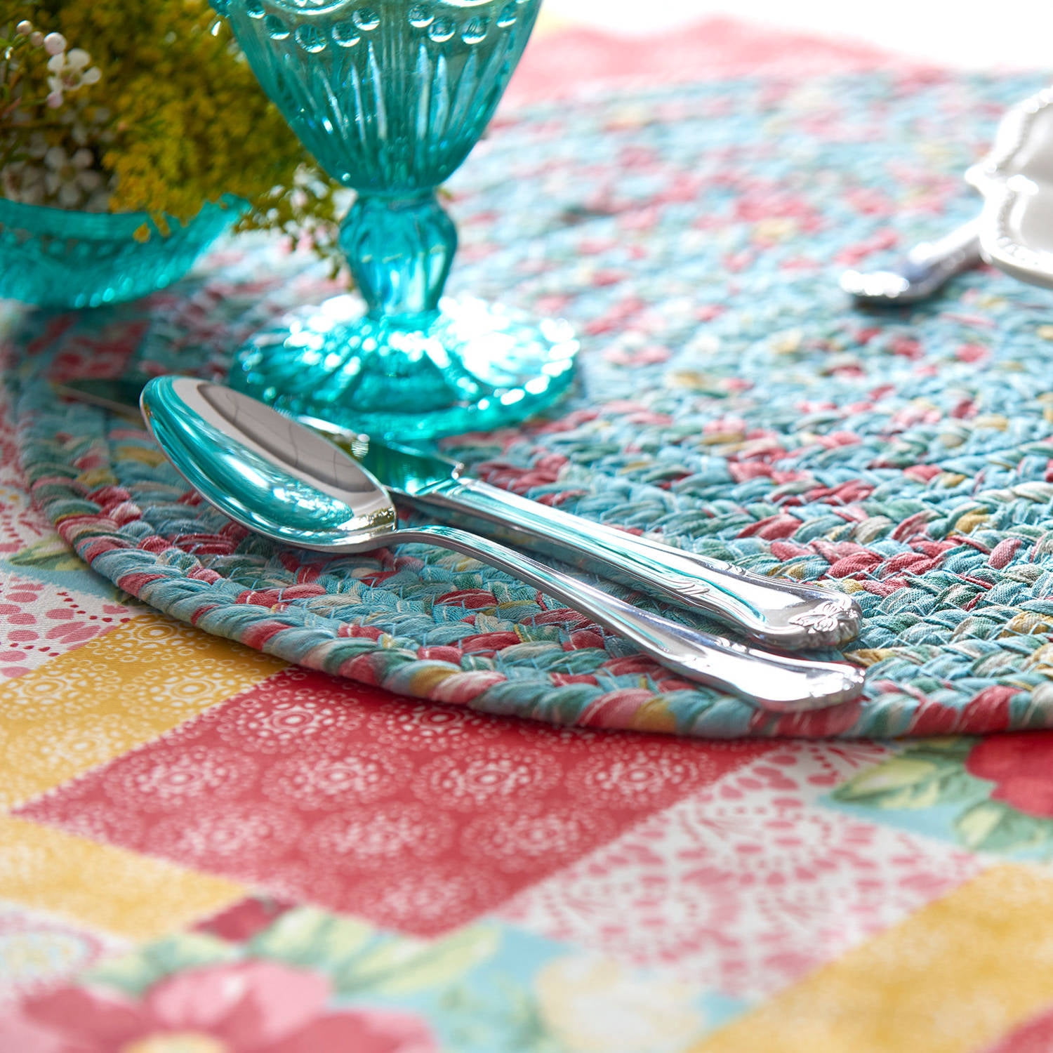 The Pioneer Woman Vintage Floral Reversible Round Fabric Placemat, Multicolor, 4 Piece