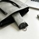 thumbnail image 4 of Estuche para gafas elástico colgante portátil de bolsa de almacenamiento con cuero sintético, resistente a rayones, impermeable, compacto y ligero en rosa, gris, verde., 4 of 6