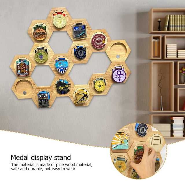 soporte para medallas, 1 paquete de soporte hexagonal para medallas en forma de panal: exhibidor de pino con patrón de panal, vista frontal centrada; celdas hexagonales con ranuras circulares para colgar medallas, veta de madera clara y acabado natural; montado en pared interior junto a estantería, muestra medallas de carreras y atletismo; también es adecuado como regalo para deportistas.