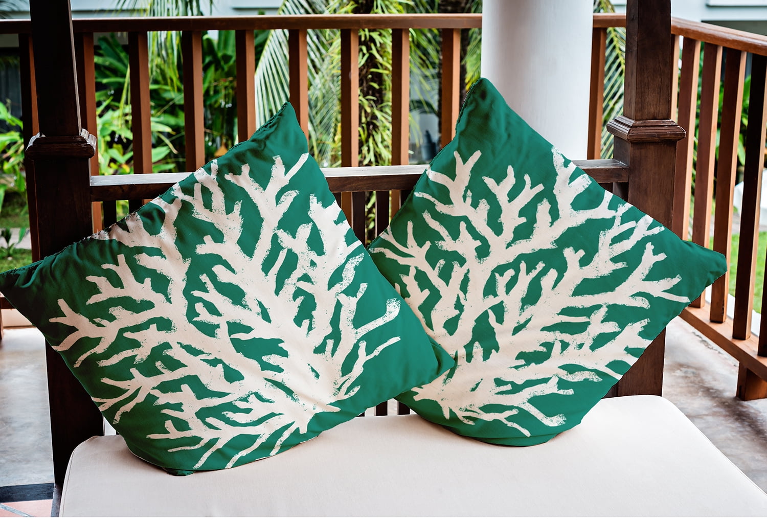 16" x 16" Simply Daisy Big Seaweed Indoor/Outdoor Pillow, Kelly Green Qty 1