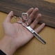 thumbnail image 4 of Tijeras profesionales de doble filo para peluquería, tijeras de entresacar para uso doméstico y profesional (17 cm) (Estilo aleatorio), 4 of 8