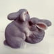 thumbnail image 5 of Estatuas de conejo de resina para decoración del hogar en interiores y exteriores - 12 cm / 5 pulgadas Abrazar a gray, 5 of 9