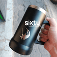 thumbnail image 3 of Tarro Cervecero Join The Drunk Side 710ml (24oz) | Tarro para Cerveza Acero Inoxidable | Beer Mug Grabado Láser | Tarro para Regalo Friki, Papá, Amigo o Pareja (Negro), 3 of 6