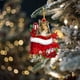 thumbnail image 4 of pstuiky Preciosa etiqueta navideña con flores y perro, adornos navideños, colgante para árbol de Navidad, decoración de árbol de Navidad estilo cabaña, árbol de Navidad verde, 4 of 4