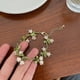 thumbnail image 2 of Nvzi Pulsera de metal con forma de planta, hojas, perlas de agua dulce, frutas y arándanos, regalo de joyería para fiesta de cumpleaños (color del metal: 2), 2 of 3
