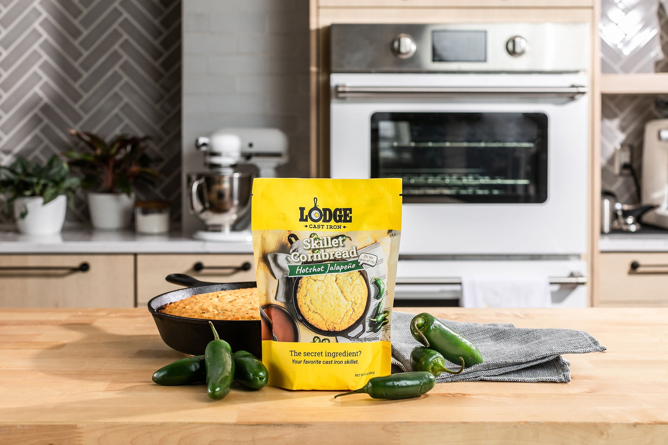 (3 pack) Lodge Cast Iron Skillet Cornbread Mix, Hotshot Jalapeno, 1-Pack, 16 oz