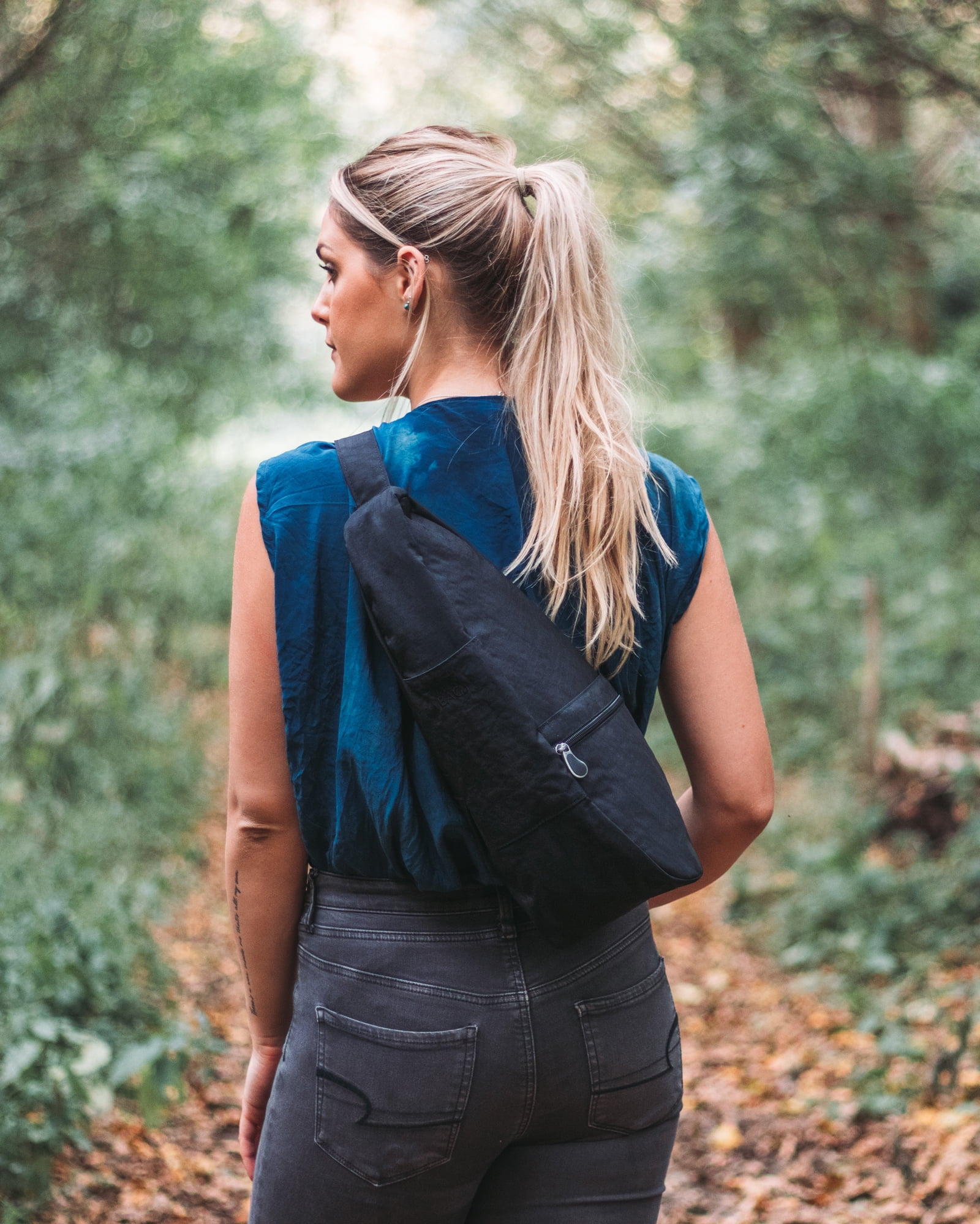 AmeriBag 15" Nylon Crossbody Sling Healthy Back Bag (Black)