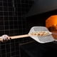 thumbnail image 4 of Pala para pizza perforada de calidad profesional, corteza crujiente antiadherente de aluminio, 12 x 15 pulgadas, aluminio anodizado, construcción con remaches, evaporación del exceso de harina, mango, 4 of 5