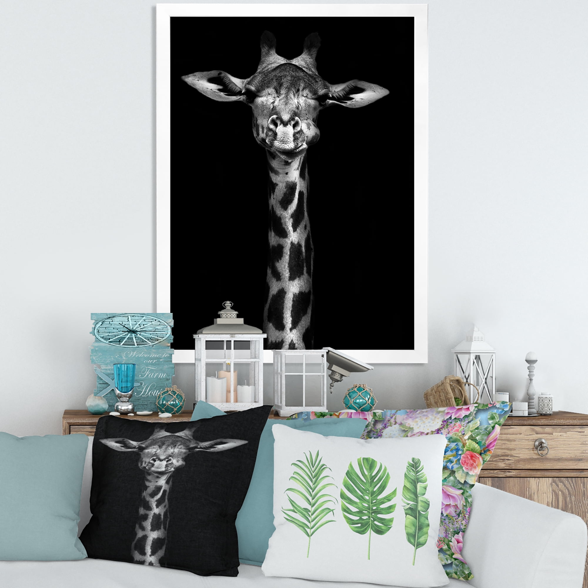 Designart 'Portrait Of A Giraffe In Monochrome' Farmhouse Framed Art Print