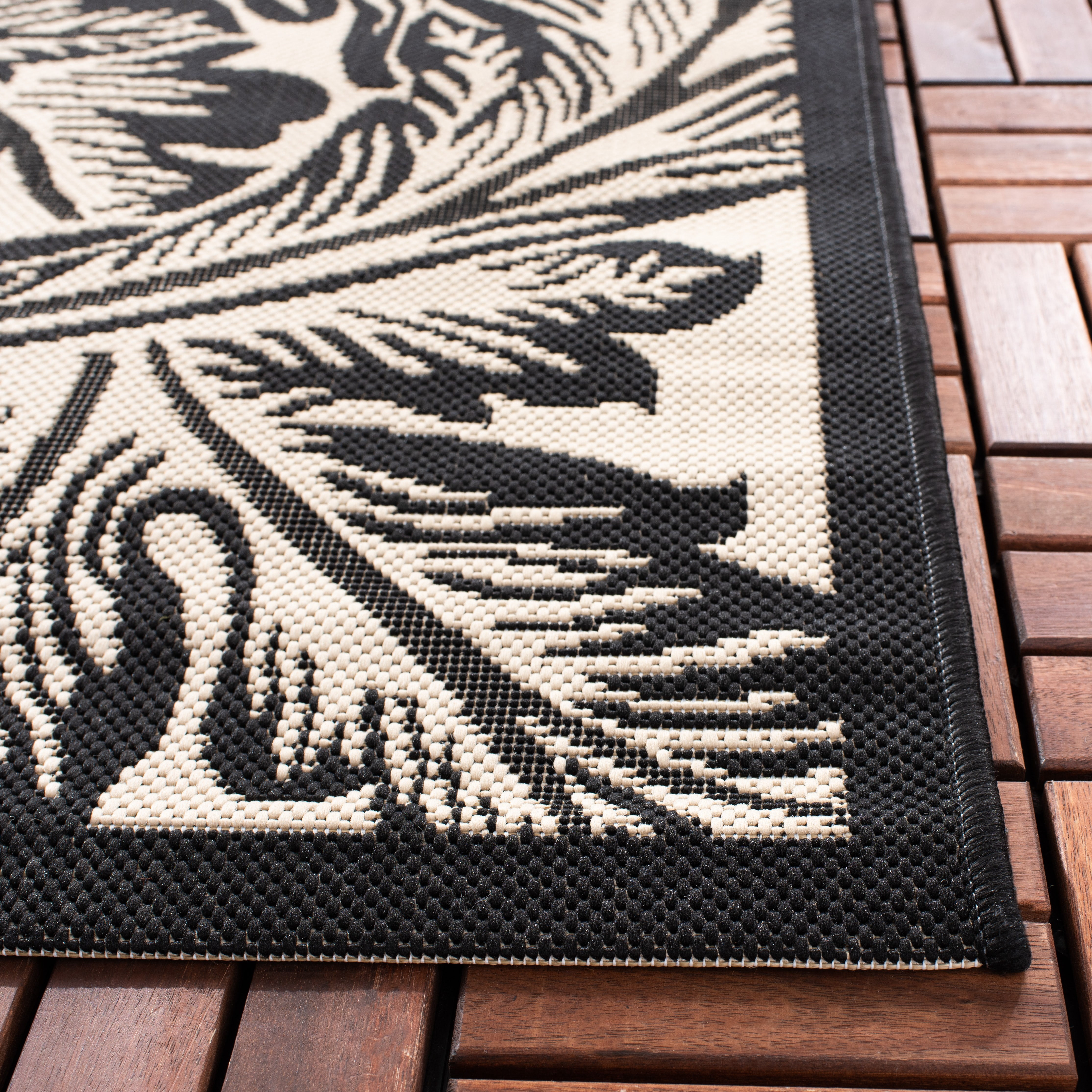 Safavieh Courtyard Connie Floral Indoor/Outdoor Area Rug, Sand/Black, 5'3" x 7'7"
