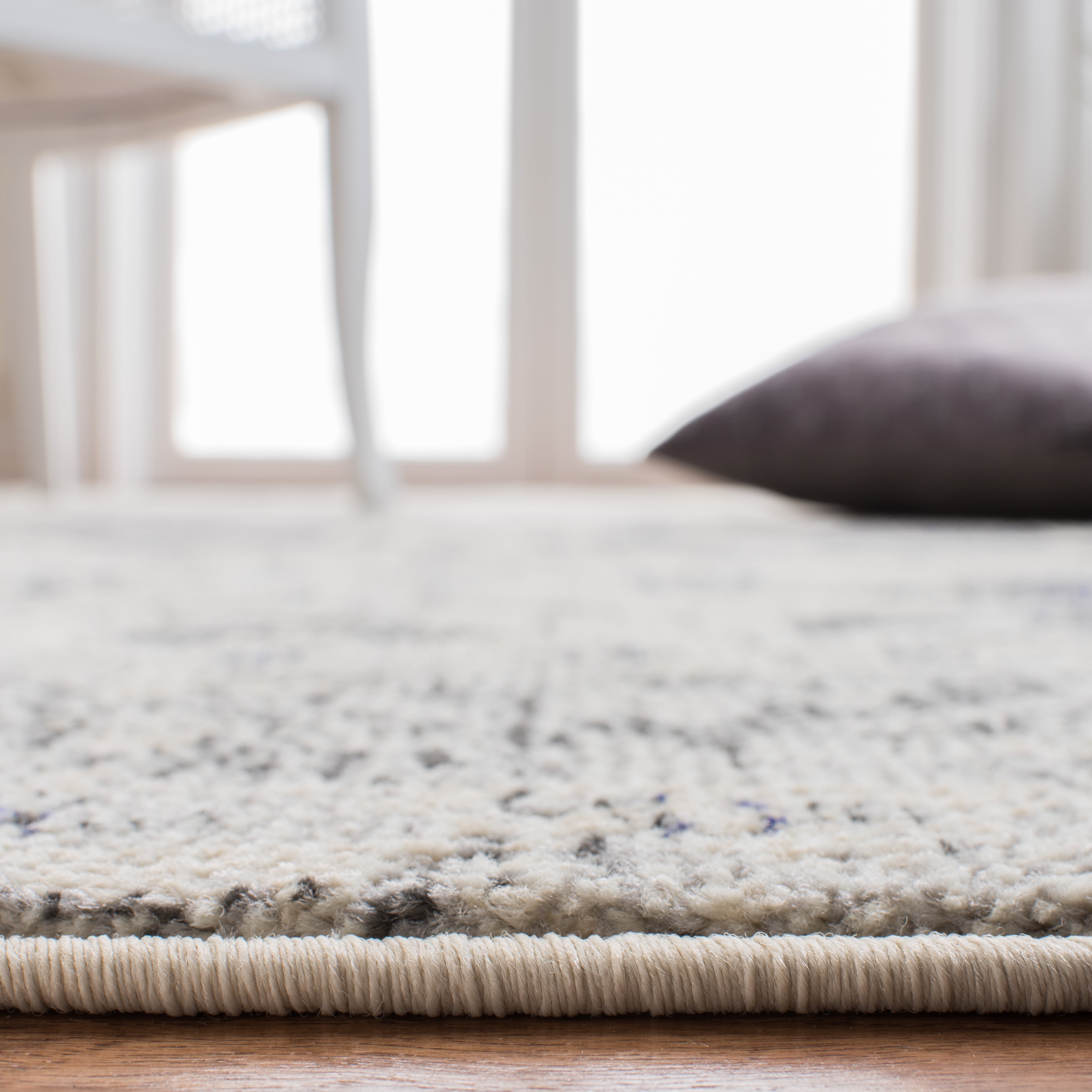 SAFAVIEH Monaco Toria Traditional Area Rug, Ivory/Grey, 5'1" X 7'7" - Traditional Design, Ivory & Grey, Ideal for Living Room, Bedroom, Dining Space