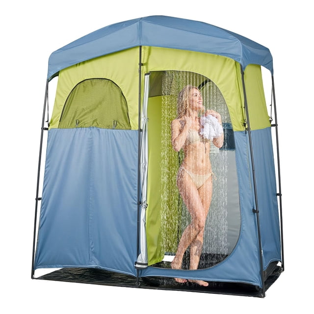 carpa de ducha para acampar VEVOR, tienda de campaña portátil de privacidad para 2 habitaciones en azul y verde, vista frontal 3/4 con puerta abierta mostrando zona de ducha interior y persona bajo el chorro; postes de fibra de vidrio, tela Oxford 150D con revestimiento plateado, ventanas de malla y almacenamiento interior visible; adecuada para ducharse, cambiarse o usar como sanitario móvil en campamento.