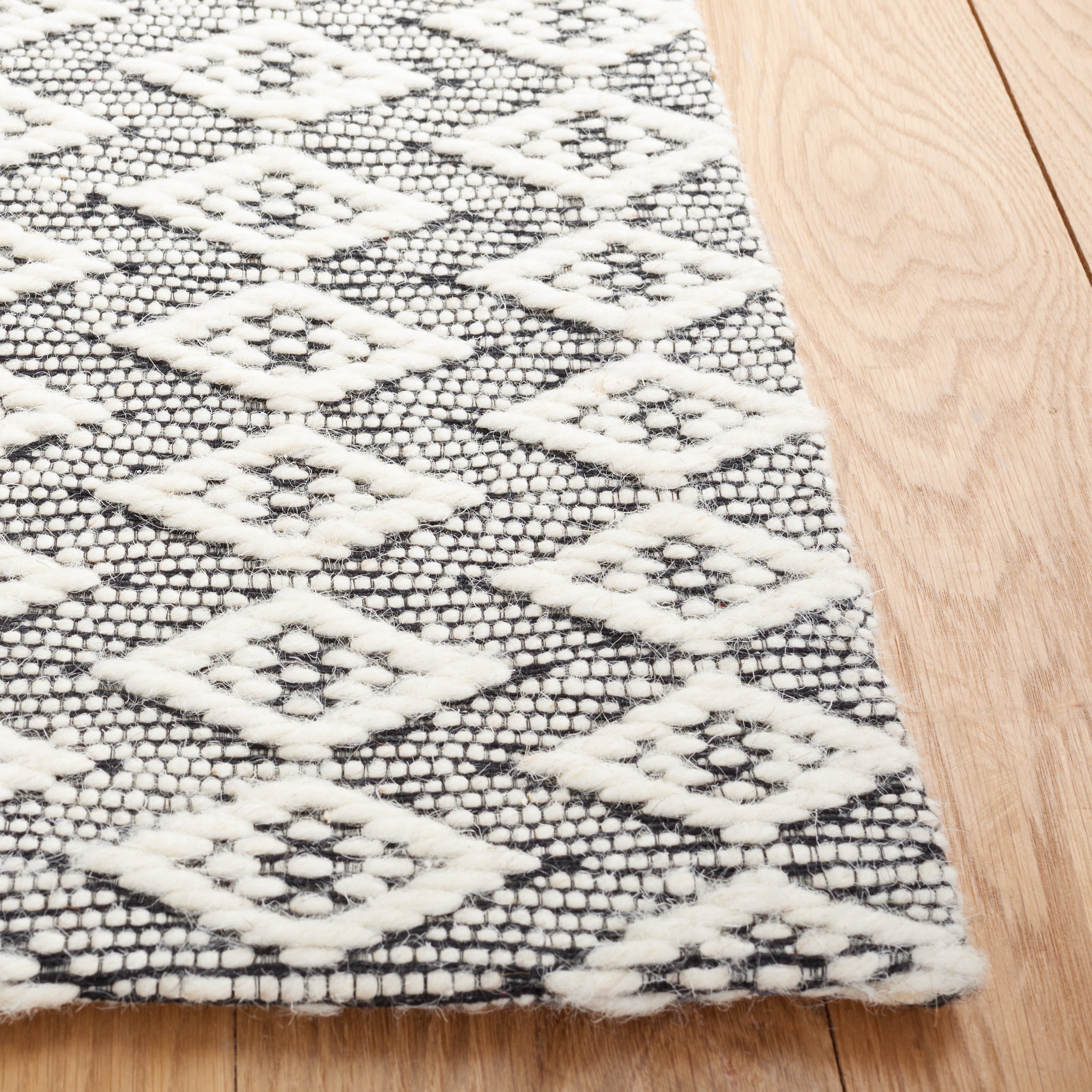 SAFAVIEH Marbella Saleem Diamond Area Rug, Ivory/Black, 8' x 10'