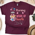 thumbnail image 1 of T-Shirt Graphique « Nursing is a Work of Hearts » pour Femmes, Bordeaux, Taille M, 1 of 6