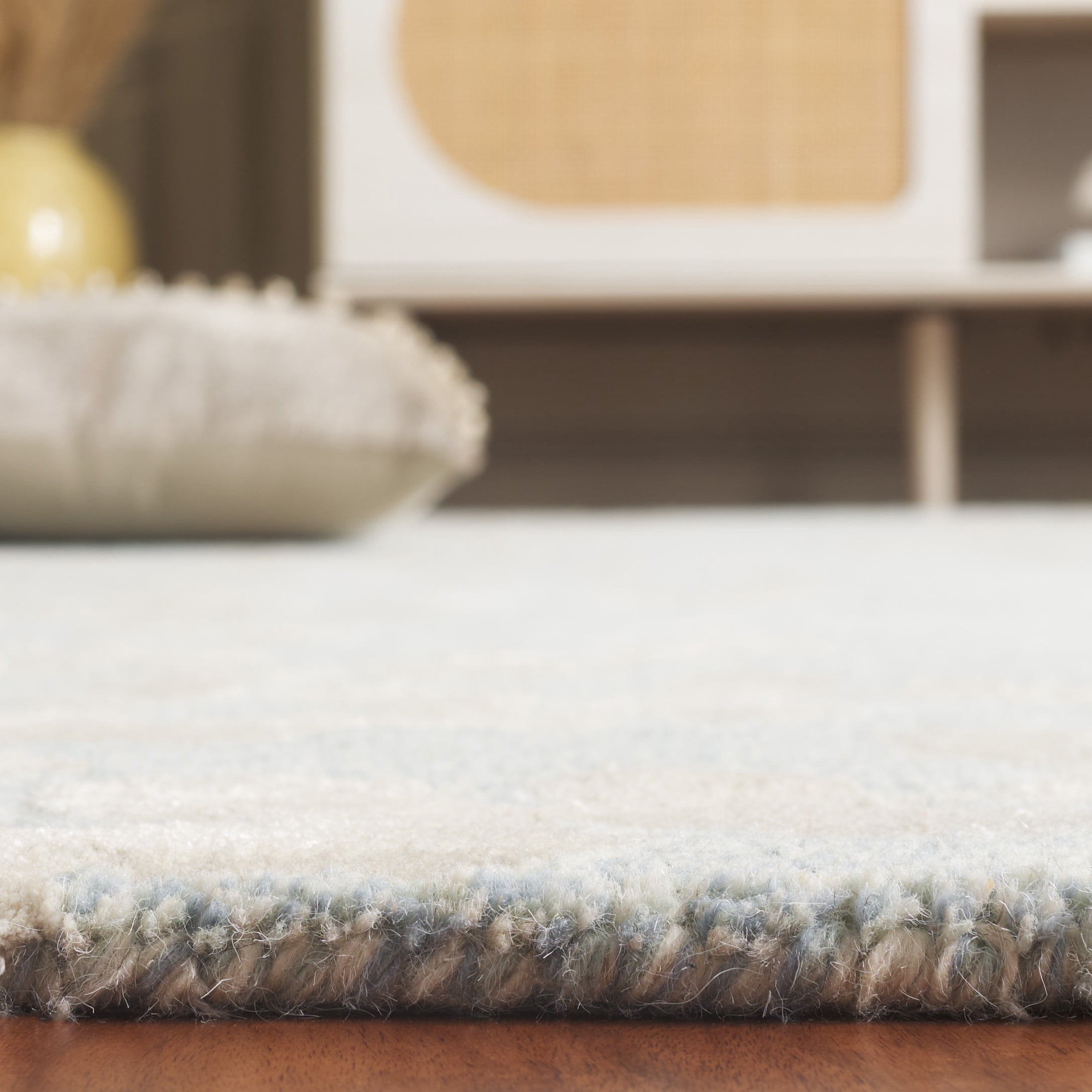 SAFAVIEH Glamour Skyler Floral Area Rug, Blue/Beige, 6' x 6' Square