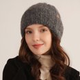 thumbnail image 4 of Gorro de lana de invierno cálido de poliéster de punto suave para mujer, 4 of 5