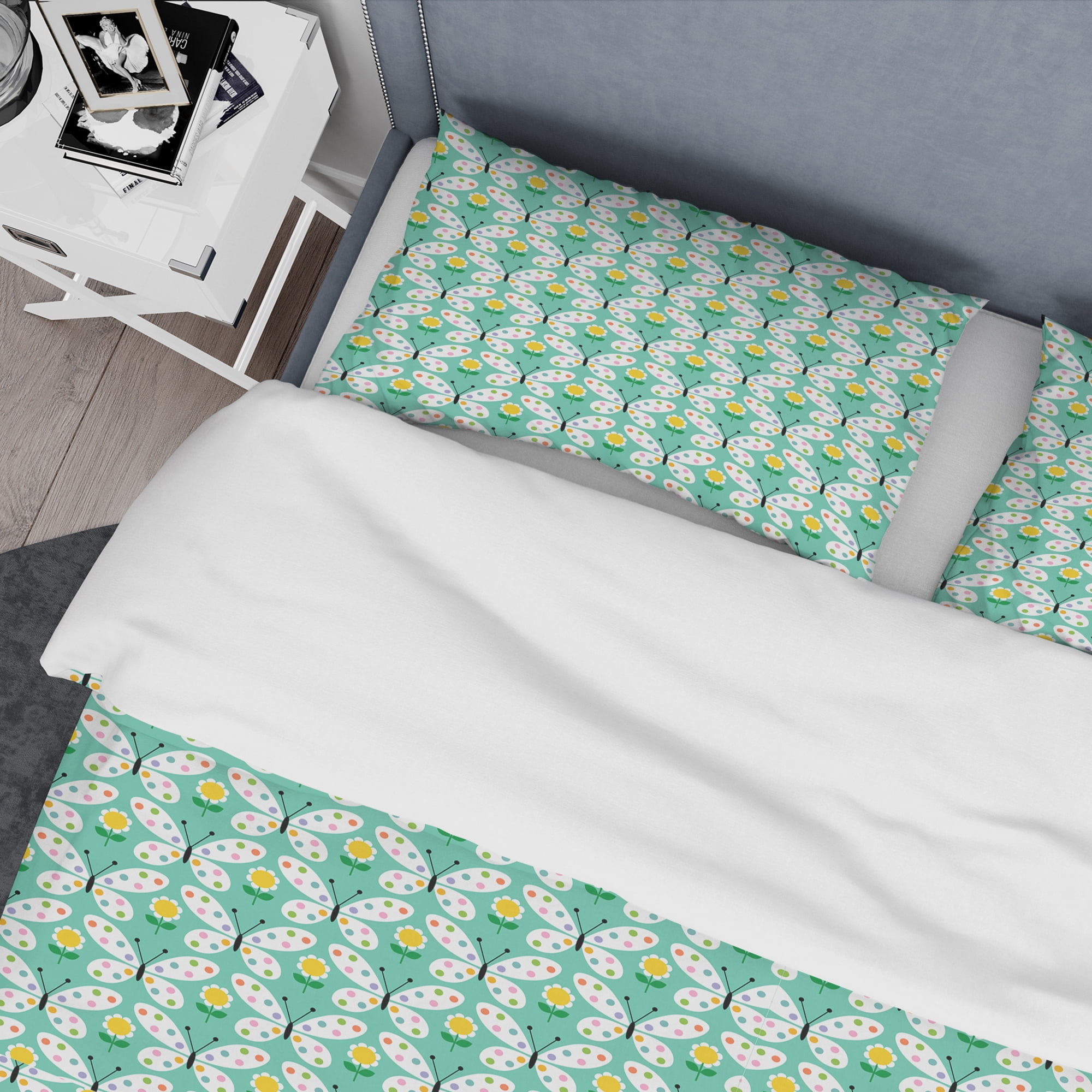 Designart 'Retro Butterflies I' Mid-Century Modern Duvet Cover Set