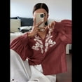 thumbnail image 4 of Camisas de Bordadas para Mujer, Blusa con Cuello en V y Mangas Abotonadas Vino Tinto L, 4 of 10