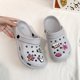 thumbnail image 1 of Zuecos bonitos de dibujos animados para hombre y mujer, sandalias con agujeros a la moda, zapatillas de suela gruesa, ropa exterior, paquete de verano, novedad de 2023 Qiuyongming unisex, 1 of 2