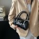thumbnail image 3 of Bolso Boston pequeño de piel suave para mujer, bolso de mano estilo retro de un solo hombro, estilo mensajero informal, tendencia 2025, 3 of 5