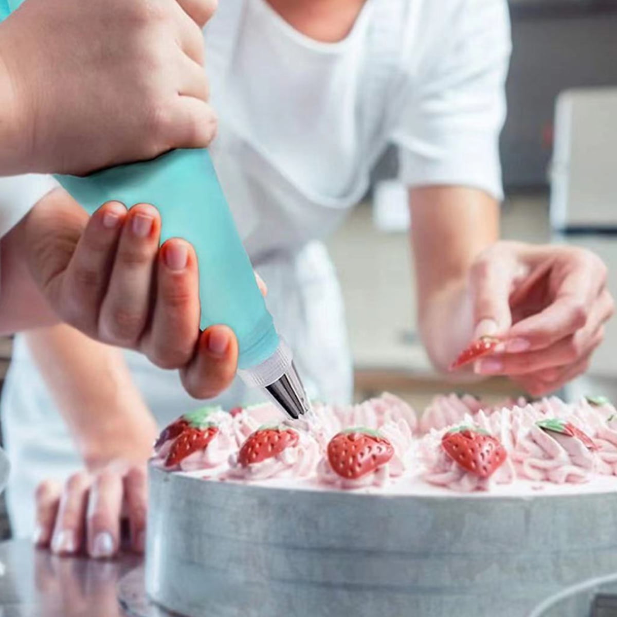 Beginner Cake Decorating Kit, Frosting Bag and Trick Set, cake