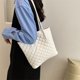 thumbnail image 3 of Nuevo bolso de mano grande de gran capacidad con estilo de diamante 2025, nueva línea de bordado de ocio, simple, de color sólido, con un solo hombro debajo del brazo., 3 of 5