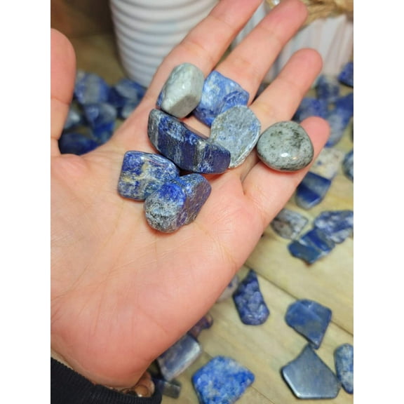 ONE LAPIS LAZULI TUMBLED STONE