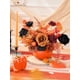 thumbnail image 4 of Bouquet de seda Serwalin con flores artificiales de color naranja y negro, 4 of 9