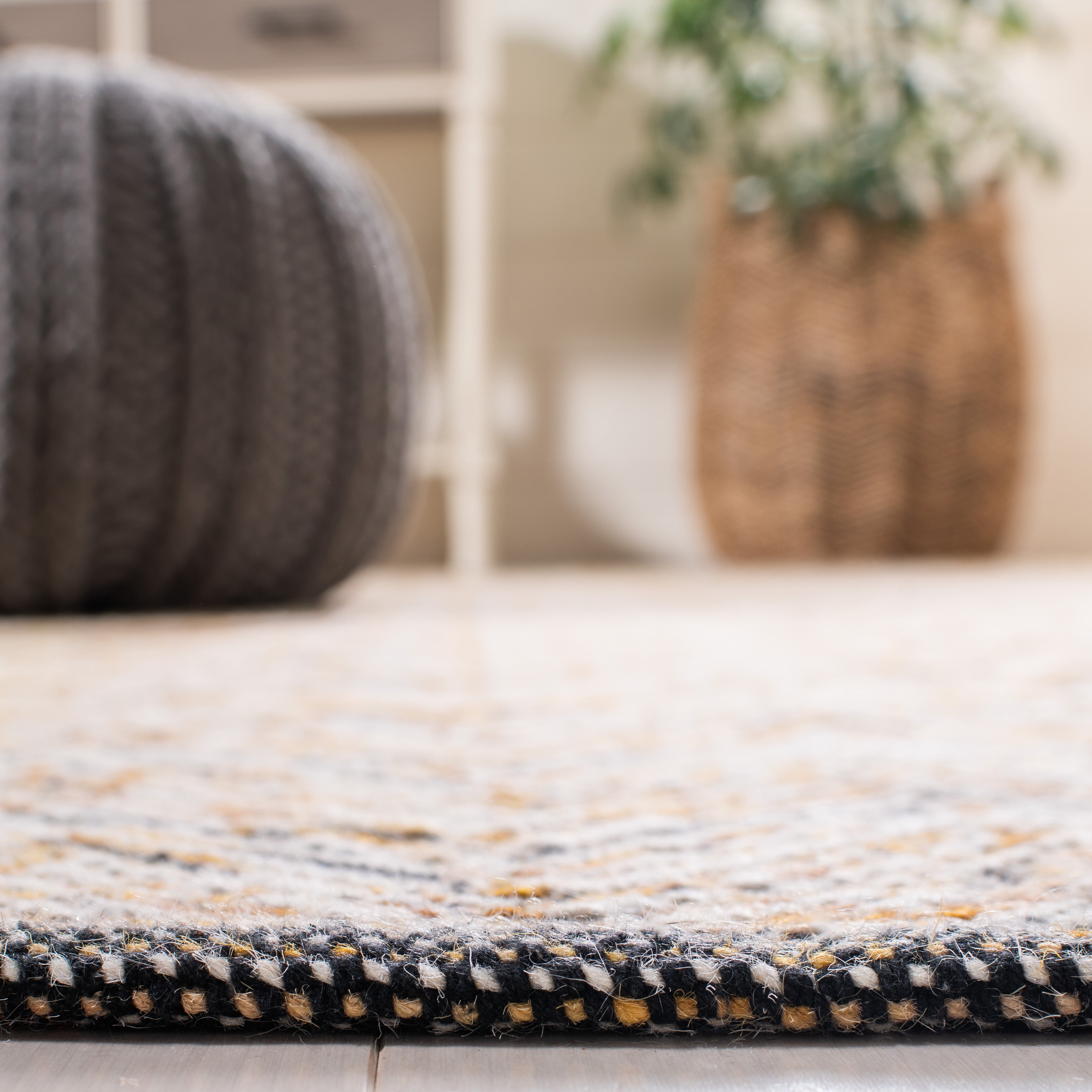 SAFAVIEH Kilim Torma Zig Zag Wool Area Rug, Gold/Black, 6' x 6' Round