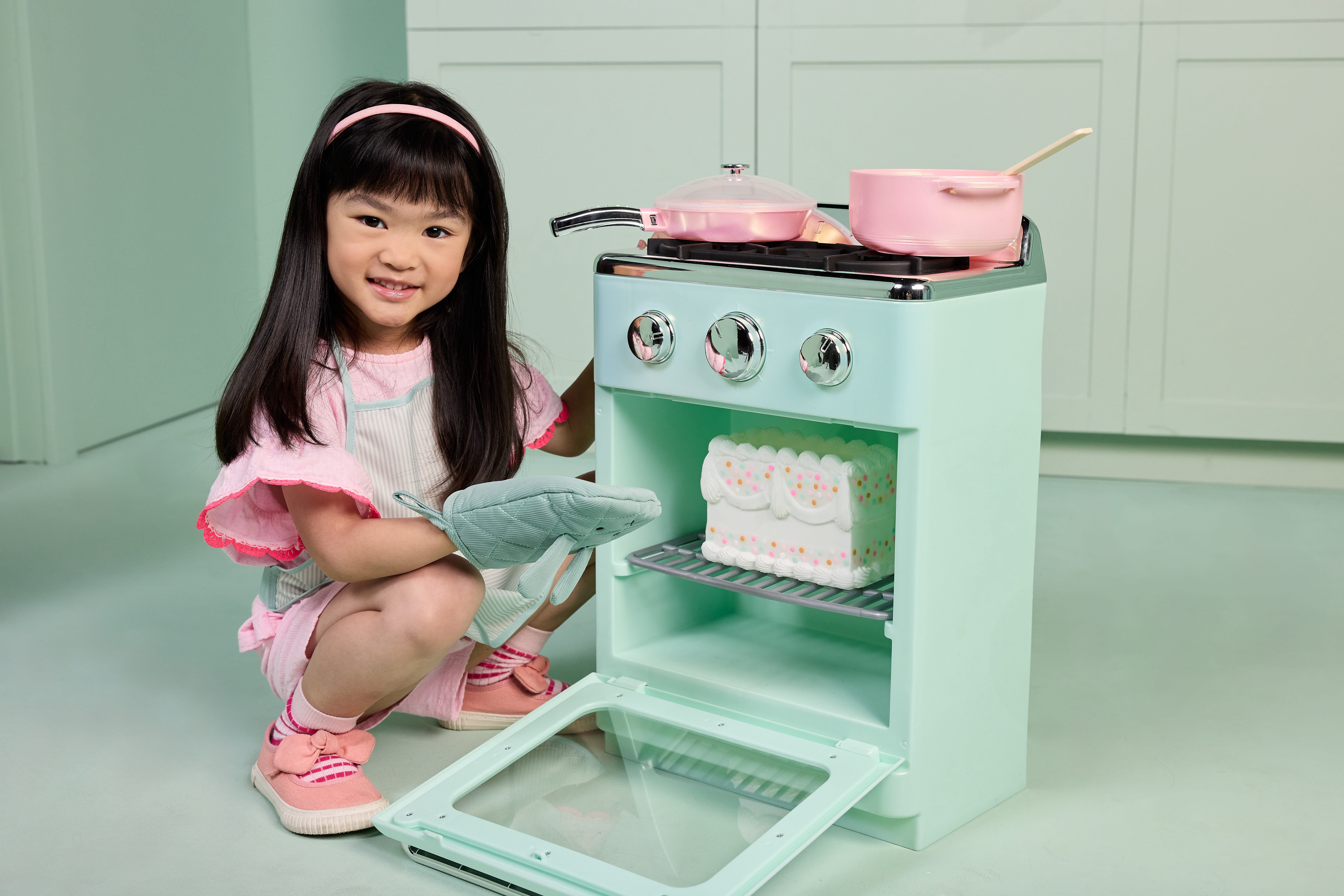 Little Tikes Sweet Spaces Apron & Oven Mitt Set, Play Kitchen Cookware, Ages 3+