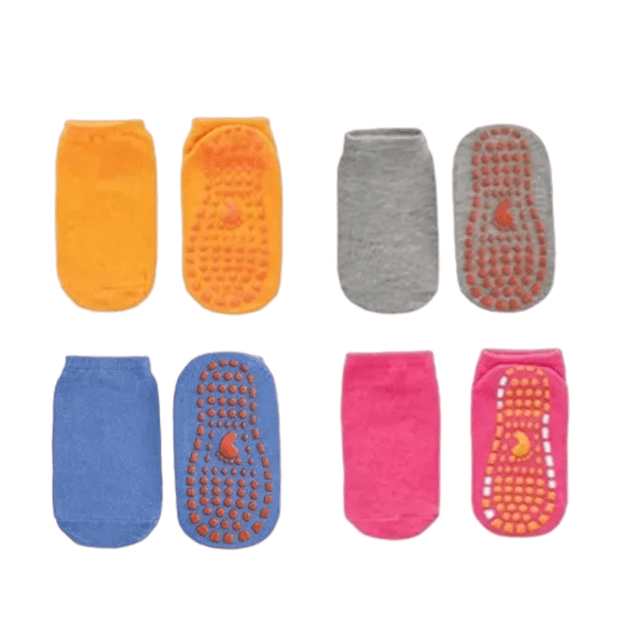 calcetines antiderrapantes de algodon talla:17 cm para niños de 6 a 12 años multicolor, cuatro pares de tobillo mostrados frontal y reverso en naranja, gris, azul y rosa; suela con puntos de silicona antideslizante y logo visible, tejido de algodón de grosor medio y puño elástico.