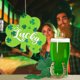 thumbnail image 1 of Cartel Colgante de Madera para Día de San Patricio | Decoración para Fiesta en Casa del Festival Irlandés | Adorno de Pared Trébol Verde de la Suerte | 1 Pieza | 5.28x5.94 Pulgadas | Fácil de Colgar, 1 of 6